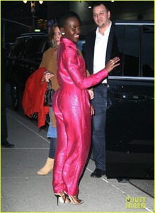 lupita-nyongo-pairs-pink-jumpsuit-with-orange-eyes-for-colbert-01.thumb.jpg.bd42fefe4ce0687ffe2b804c26c82e44.jpg