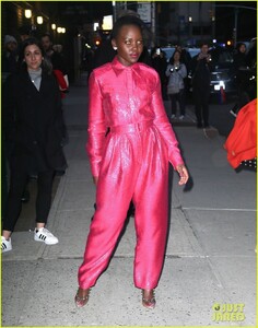 lupita-nyongo-pairs-pink-jumpsuit-with-orange-eyes-for-colbert-03.thumb.jpg.db69e103a8d48200efe4eaaf64b04134.jpg