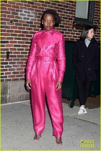 lupita-nyongo-pairs-pink-jumpsuit-with-orange-eyes-for-colbert-05.thumb.jpg.24e7c88c820d64fecd0d217412e9393f.jpg