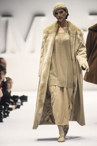 max-mara-fw-1993-1.thumb.jpg.0195746857111cb16d5b87fa8c78f3da.jpg