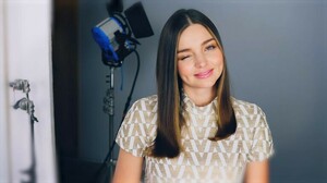 mirandakerr-02-mp4-still001-1552019618.thumb.jpg.5e0455302c6ae978548e8003995fa398.jpg