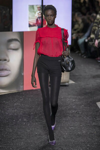 miu-miu-rf19-0331.thumb.jpg.d4de876864a836c5b211db0cbc16d89a.jpg