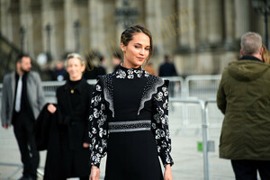 ob_21baa6_alicia-vikander-paris-fashion-week-lou.thumb.jpg.138d357c182b94bfad525b400e196879.jpg