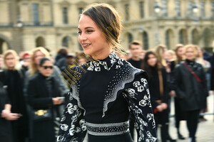 ob_a57691_alicia-vikander-paris-fashion-week-lou.thumb.jpg.c9ef5eb6600f03c4378a954688092c64.jpg