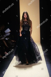 oscar-de-la-renta-rtw-fall-1999-collection-new-york-shutterstock-editorial-6906820af.jpg