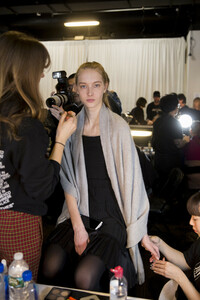 phillip-lim-bks-m-rf19-2449.thumb.jpg.13f14329e69fa50616772568e3232ec7.jpg