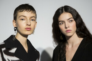 phillip-lim-bks-m-rf19-2778.thumb.jpg.6fb4e76f28ea3839f9c2f68ae7fe76a2.jpg