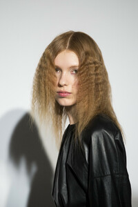 phillip-lim-bks-m-rf19-2877.thumb.jpg.6c64cd4c39bb3f2c994f3fe58524acdb.jpg