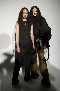phillip-lim-bks-m-rf19-2894.thumb.jpg.0ac9bb4a12e763a9e645ee4fd417ff71.jpg
