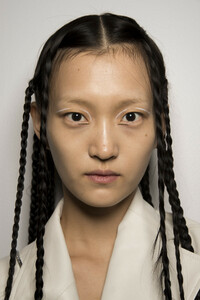 phillip-lim-bks-v-rf19-3940.thumb.jpg.02d999164177147273ea43496d5a39d2.jpg