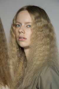 phillip-lim-bks-v-rf19-4128.thumb.jpg.a583499df83882fa71fedc725f5580e4.jpg