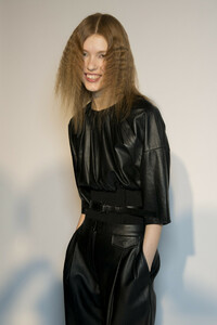 phillip-lim-bks-v-rf19-4162.thumb.jpg.319dc66765773860b82f6a0bba16b382.jpg