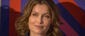 photos-laetitia-casta-sublime-en-total-look-jean.jpg