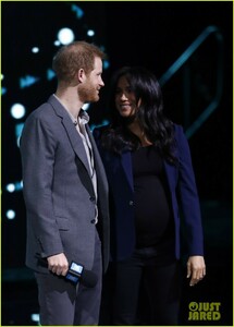 prince-harry-drags-duchess-meghan-markle-on-stage-we-day-10.jpg