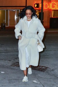 rihanna-night-out-style-02-01-2019-0.jpg