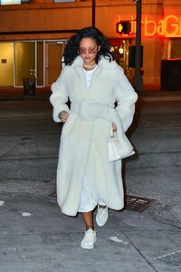 rihanna-night-out-style-02-01-2019-1.jpg