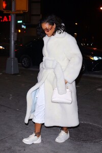 rihanna-night-out-style-02-01-2019-10.jpg