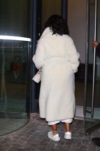 rihanna-night-out-style-02-01-2019-11.jpg