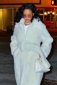 rihanna-night-out-style-02-01-2019-3.jpg