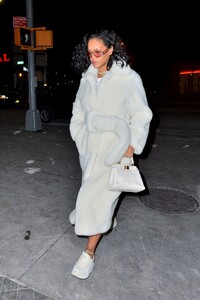 rihanna-night-out-style-02-01-2019-5.jpg