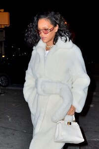 rihanna-night-out-style-02-01-2019-7.jpg