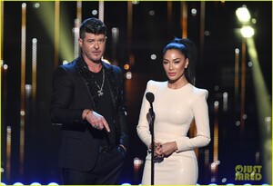 robin-thicke-nicole-scherzinger-present-together-iheartradio-music-awards-01.jpg