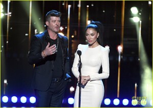 robin-thicke-nicole-scherzinger-present-together-iheartradio-music-awards-05.jpg