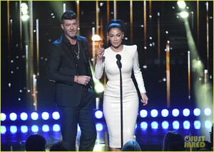 robin-thicke-nicole-scherzinger-present-together-iheartradio-music-awards-06.jpg