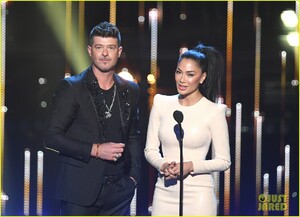 robin-thicke-nicole-scherzinger-present-together-iheartradio-music-awards-07.jpg