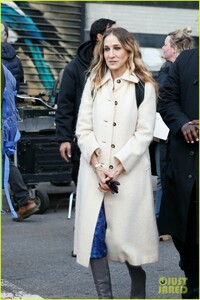 sarah-jessica-parker-makes-five-outfit-changes-on-last-day-of-divorce-filming-01.jpg