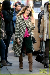 sarah-jessica-parker-makes-five-outfit-changes-on-last-day-of-divorce-filming-02.jpg