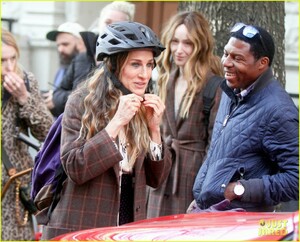 sarah-jessica-parker-makes-five-outfit-changes-on-last-day-of-divorce-filming-03.jpg