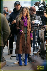sarah-jessica-parker-makes-five-outfit-changes-on-last-day-of-divorce-filming-05.jpg