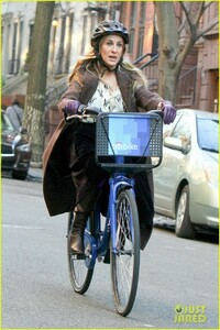 sarah-jessica-parker-makes-five-outfit-changes-on-last-day-of-divorce-filming-07.jpg