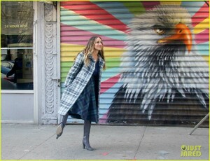 sarah-jessica-parker-makes-five-outfit-changes-on-last-day-of-divorce-filming-08.jpg