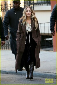 sarah-jessica-parker-makes-five-outfit-changes-on-last-day-of-divorce-filming-10.jpg