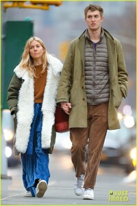 sienna-miller-boyfriend-lucas-zwirner-catch-a-sunday-show-03.jpg