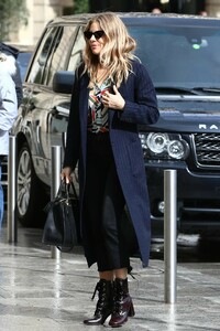 sienna-miller-travel-style-03-04-2019-2.jpg