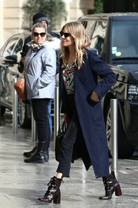 sienna-miller-travel-style-03-04-2019-5.jpg