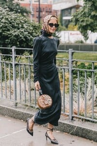 street_style_new_york_fashion_week_vestido_falda_abrigo_looks_tendencias_otono_2018_2019_258282084_1200x1800-683x1024.jpg