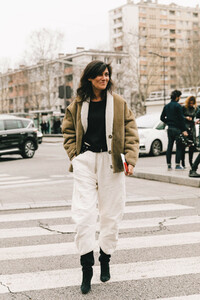 street_style_paris_looks_vaqueros_chaquetas_bolsos_793339886_1200x1800.jpg