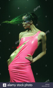 tristan-webber-london-fashion-week-september-1997-a-model-displays-B3P2GP.jpg