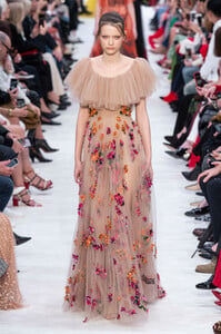 valentino-rf19-0823.thumb.jpg.1f95a76e80fd2029a1020d0c4a7bd9cd.jpg