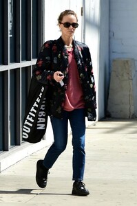 vanessa-paradis-shopping-at-urban-outfitters-in-studio-city-03-14-2019-5.jpg