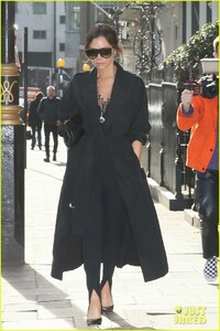 victoria-beckham-celebrates-international-womens-day-with-her-mothers-04.jpg