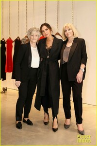 victoria-beckham-celebrates-international-womens-day-with-her-mothers-05.thumb.jpg.0999bddf25f285cc624edf3cd4c3bb15.jpg