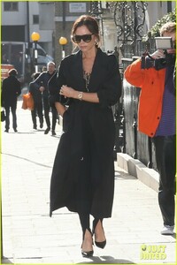 victoria-beckham-celebrates-international-womens-day-with-her-mothers-07.jpg