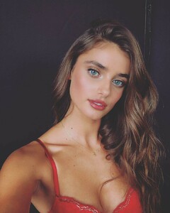 victoriassecret_52161756_201494787474118_471211598351524856_n.jpg