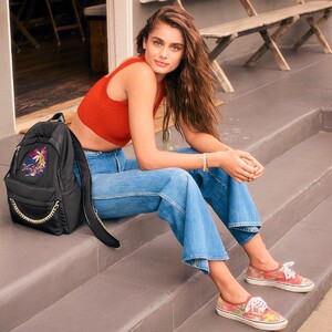 victoriassecret_54247594_128399024962096_8939387362670973393_n.jpg