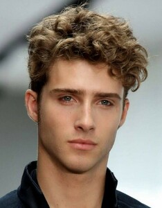 wavy-hair-men-3754-751x960.jpg